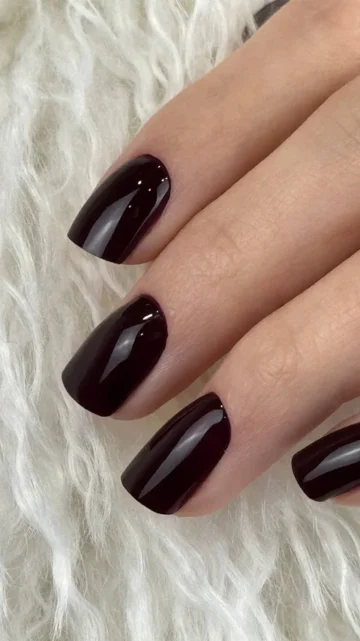 Маникюр с покрытием гель-лаком — тёмно-вишнёвый глянец