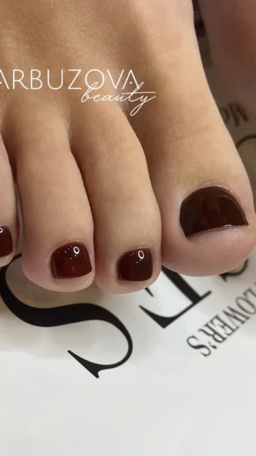 Педикюр с покрытием — тёмно-вишнёвый гель-лак